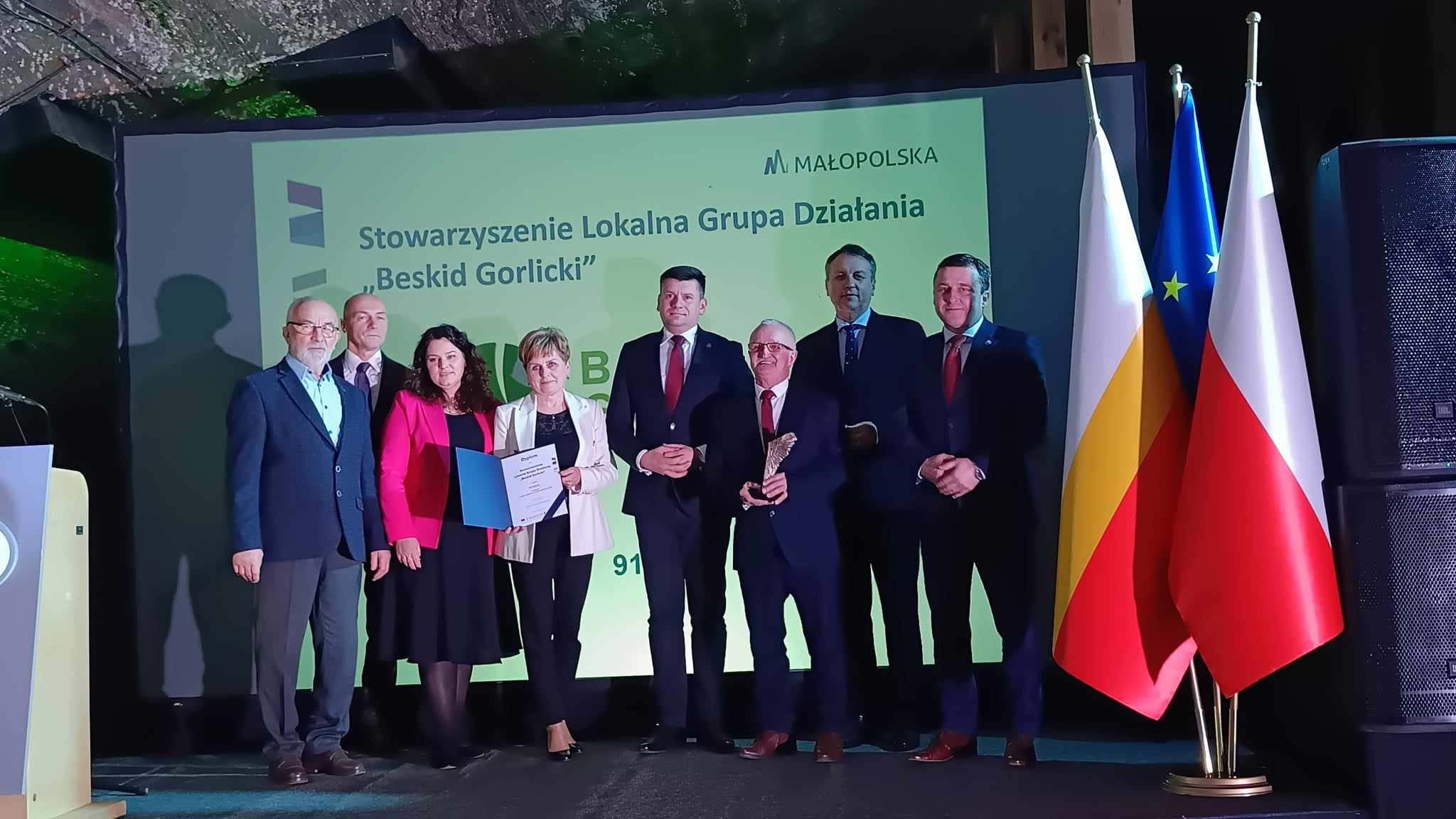 Zdjęcie przedstawicieli Stowarzyszenia LGD Beskid Gorlicki odbierających dyplom i statuetkę