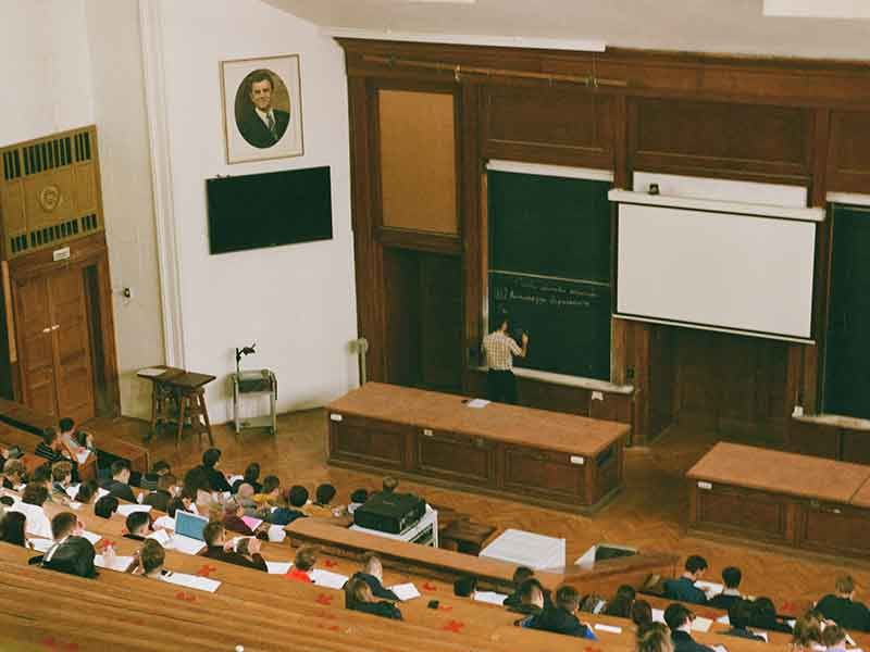 studenci słuchają wykładu w sali wykładowej